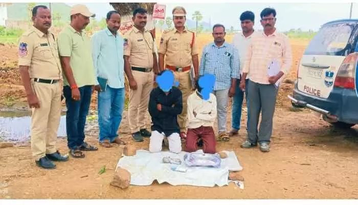 గంజాయి రవాణా చేస్తున్న ఇద్దరు అరెస్ట్ గంజాయి రవాణా చేస్తున్న ఇద్దరు అరెస్ట్