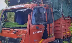 డీసీఎం బోల్తా.. డ్రైవర్ కు తీవ్ర గాయాలు డీసీఎం బోల్తా.. డ్రైవర్ కు తీవ్ర గాయాలు