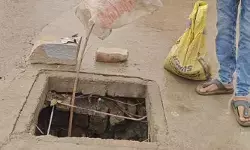 చంపాపేట్ చౌరస్తాలో తెరిచి ఉన్న మ్యాన్హోల్.. చంపాపేట్ చౌరస్తాలో తెరిచి ఉన్న మ్యాన్హోల్..