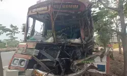 కైతాపురం వద్ద లారీ ఢీ.. జాతీయ రహదారి పై ట్రాఫిక్ జామ్ కైతాపురం వద్ద లారీ ఢీ.. జాతీయ రహదారి పై ట్రాఫిక్ జామ్