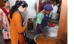 విద్యార్థులకు నాణ్యమైన భోజనం అందించాలి విద్యార్థులకు నాణ్యమైన భోజనం అందించాలి