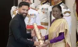 రాష్టపతి భవన్‌లో హిట్‌మ్యాన్ సందడి.. పద్మశ్రీ పురస్కారం అందుకున్న రోహిత్ శర్మ