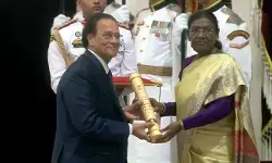 తెలంగాణ ప్రభుత్వ సలహాదారు.. డా. నోరి దత్తాత్రేయుడికి ‘పద్మభూషణ్’ పురస్కారం తెలంగాణ ప్రభుత్వ సలహాదారు.. డా. నోరి దత్తాత్రేయుడికి ‘పద్మభూషణ్’ పురస్కారం