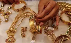 Gold: దిగొస్తున్న పసిడి రేట్లు Gold: దిగొస్తున్న పసిడి రేట్లు