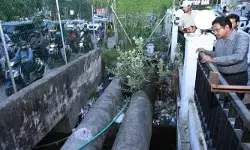 మియాపూర్లో వరద కాలువ నిర్మాణ పనులు.. హైడ్రా కమిషనర్ ఆదేశాలతో అదనపు లైను నిర్మాణం మియాపూర్లో వరద కాలువ నిర్మాణ పనులు.. హైడ్రా కమిషనర్ ఆదేశాలతో అదనపు లైను నిర్మాణం
