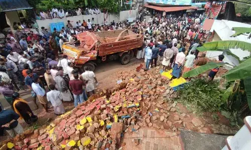 ఘోర ప్రమాదం.. తిరగబడ్డ టిప్పర్ లారీ, ముగ్గురు పిల్లలు దుర్మరణం!