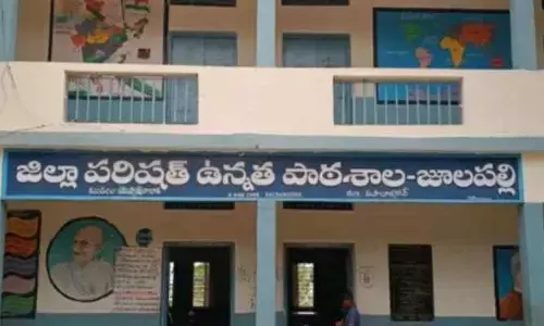 తెలుగు పండిత్ లేక పదో తరగతి విద్యార్థుల ఆందోళన