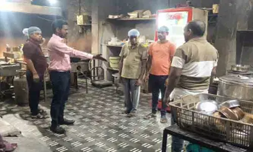 పరిశుభ్రత పాటించని హోటళ్లు, రెస్టారెంట్లపై చర్యలు తప్పవు