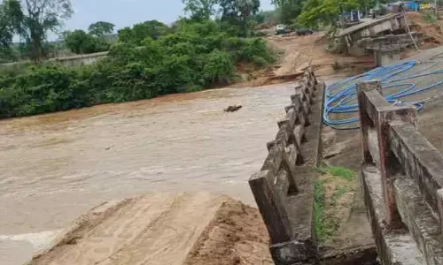 భారీ వర్షాలు...ప‌లు గ్రామాలకు రాకపోకలు బంద్‌
