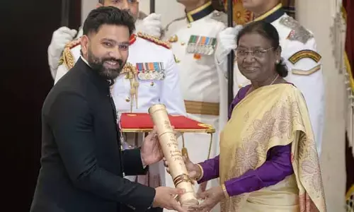 రాష్టపతి భవన్‌లో హిట్‌మ్యాన్ సందడి.. పద్మశ్రీ పురస్కారం అందుకున్న రోహిత్ శర్మ