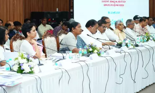 పల్లెల ప్రగతికి టీమ్ వర్క్ మంత్రం.. 7 గంటల పాటు సాగిన సీతక్క సమీక్ష