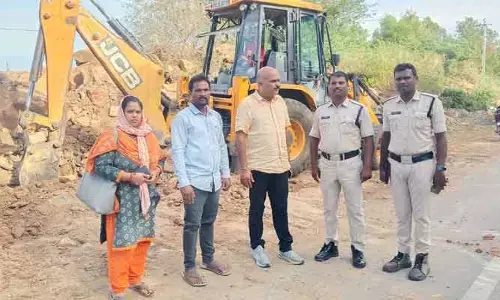 భూ ఆక్రమణను అడ్డుకున్న రెవెన్యూ అధికారులు