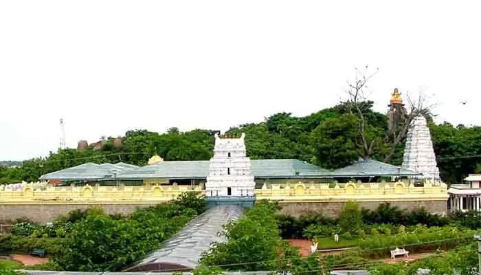 బాసర అమ్మవారి ఆలయంలో చోరీ... బాసర అమ్మవారి ఆలయంలో చోరీ...