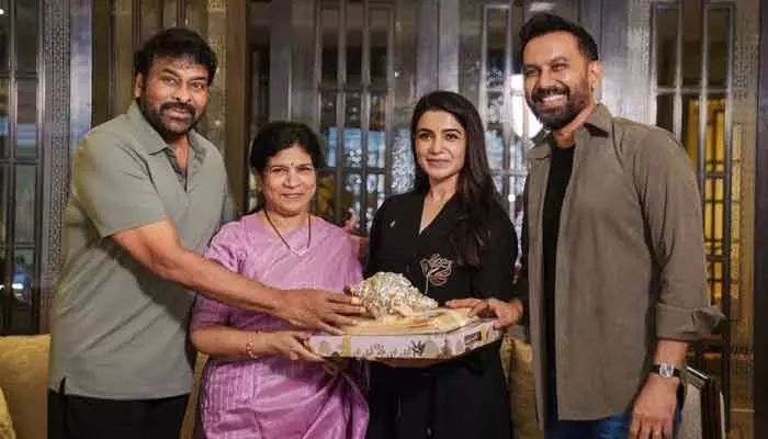 సమంతకు ఊహించని సర్ప్రైజ్ ఇచ్చిన చిరంజీవి.. మెగా మూమెంట్ అంటూ నెట్టింట రచ్చ సమంతకు ఊహించని సర్ప్రైజ్ ఇచ్చిన చిరంజీవి.. మెగా మూమెంట్ అంటూ నెట్టింట రచ్చ
