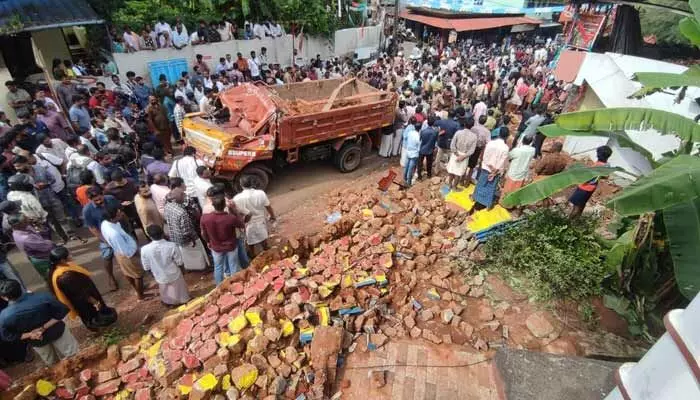 ఘోర ప్రమాదం.. తిరగబడ్డ టిప్పర్ లారీ, ముగ్గురు పిల్లలు దుర్మరణం! ఘోర ప్రమాదం.. తిరగబడ్డ టిప్పర్ లారీ, ముగ్గురు పిల్లలు దుర్మరణం!