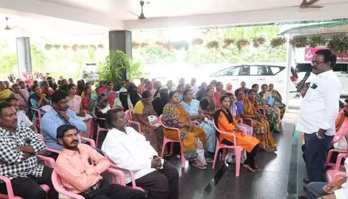 మాజీ మంత్రి పువ్వాడ అజయ్ కుమార్ ను కలిసిన సర్వే నెంబర్ 218 బాధితులు మాజీ మంత్రి పువ్వాడ అజయ్ కుమార్ ను కలిసిన సర్వే నెంబర్ 218 బాధితులు