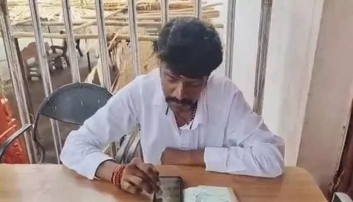 కొండగట్టులో విచిత్రం.. డ్రైవర్కు ఉద్యోగి బాధ్యతలా? కొండగట్టులో విచిత్రం.. డ్రైవర్కు ఉద్యోగి బాధ్యతలా?