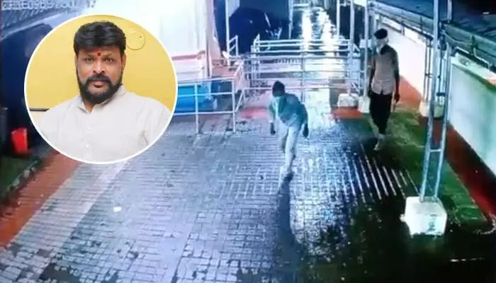 బాసర ఆలయంలో భారీ చోరీ!.. వైరల్ అవుతోన్న చీకోటి ప్రవీణ్ ఆడియో బాసర ఆలయంలో భారీ చోరీ!.. వైరల్ అవుతోన్న చీకోటి ప్రవీణ్ ఆడియో
