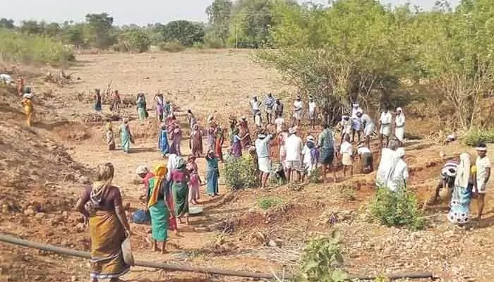 వంద ఇస్తేనే వంద రోజుల పని.. ఉపాధి హామీ కులీల నుండి వసూలు వంద ఇస్తేనే వంద రోజుల పని.. ఉపాధి హామీ కులీల నుండి వసూలు