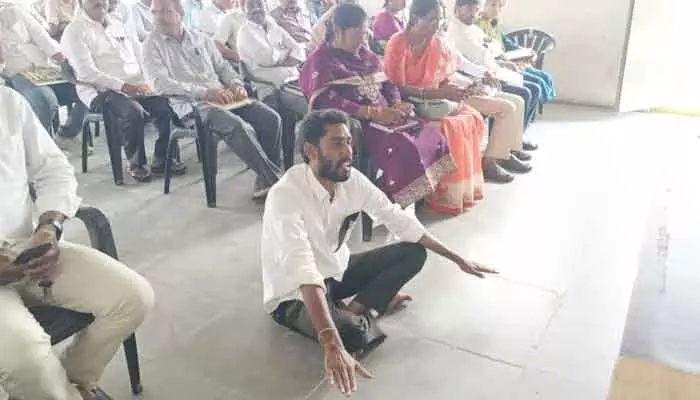 బీఆర్ఎస్ పార్టీ సర్పంచ్లపై ఎమ్మెల్యే కడియం శ్రీహరి కక్ష సాధింపు.. బీఆర్ఎస్ పార్టీ సర్పంచ్లపై ఎమ్మెల్యే కడియం శ్రీహరి కక్ష సాధింపు..