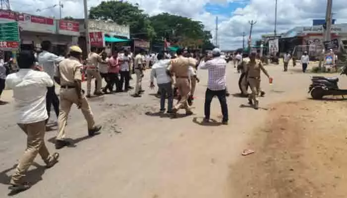 యూరియా యాప్ రద్దు ధర్నాలో మాజీ ఎమ్మెల్యే అరెస్ట్ యూరియా యాప్ రద్దు ధర్నాలో మాజీ ఎమ్మెల్యే అరెస్ట్