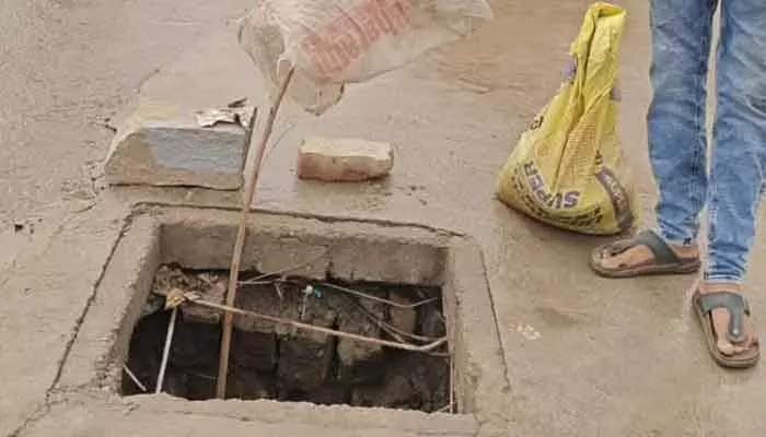 చంపాపేట్ చౌరస్తాలో తెరిచి ఉన్న మ్యాన్హోల్.. చంపాపేట్ చౌరస్తాలో తెరిచి ఉన్న మ్యాన్హోల్..