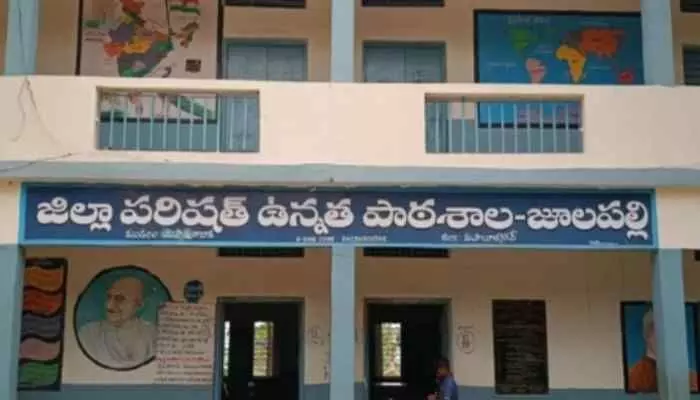 తెలుగు పండిత్ లేక పదో తరగతి విద్యార్థుల ఆందోళన తెలుగు పండిత్ లేక పదో తరగతి విద్యార్థుల ఆందోళన