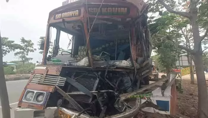 కైతాపురం వద్ద లారీ ఢీ.. జాతీయ రహదారి పై ట్రాఫిక్ జామ్ కైతాపురం వద్ద లారీ ఢీ.. జాతీయ రహదారి పై ట్రాఫిక్ జామ్