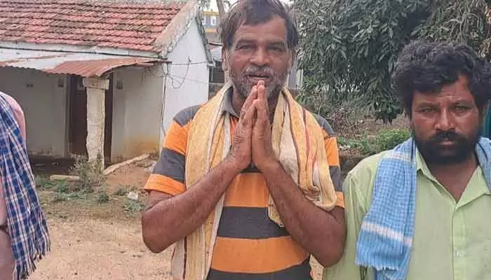 రైతుకు దిమ్మ తిరిగే షాక్ ఇచ్చిన అధికారులు రైతుకు దిమ్మ తిరిగే షాక్ ఇచ్చిన అధికారులు