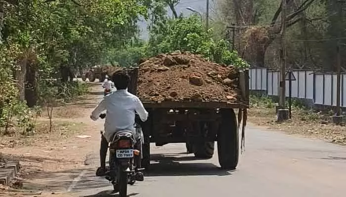 వారి కన్ను పడితే మట్టి మాయమే.. వారి కన్ను పడితే మట్టి మాయమే..