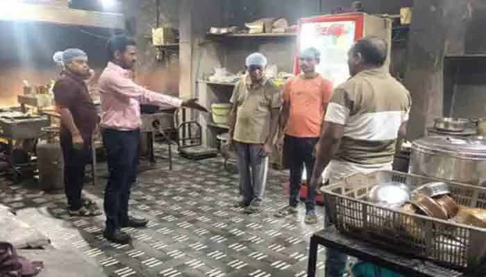 పరిశుభ్రత పాటించని హోటళ్లు, రెస్టారెంట్లపై చర్యలు తప్పవు పరిశుభ్రత పాటించని హోటళ్లు, రెస్టారెంట్లపై చర్యలు తప్పవు