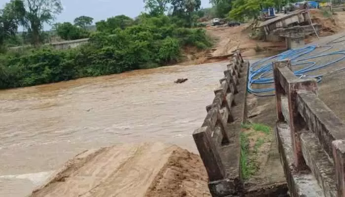 భారీ వర్షాలు...పలు గ్రామాలకు రాకపోకలు బంద్ భారీ వర్షాలు...పలు గ్రామాలకు రాకపోకలు బంద్