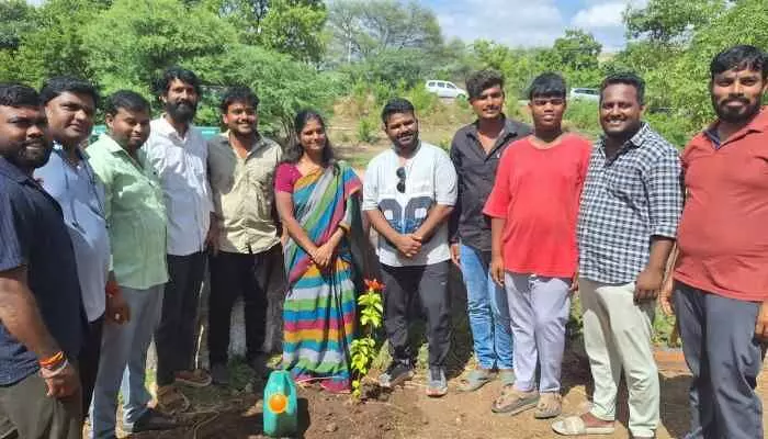 మొక్కలు నాటిన డైరెక్టర్ బలగం వేణు మొక్కలు నాటిన డైరెక్టర్ బలగం వేణు