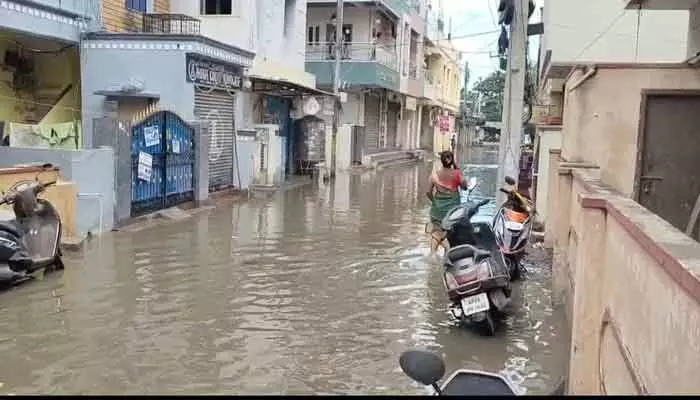 మాదాపూర్ను ముంచెత్తిన భారీ వర్షం.. నీట మునిగిన కాలనీలు మాదాపూర్ను ముంచెత్తిన భారీ వర్షం.. నీట మునిగిన కాలనీలు
