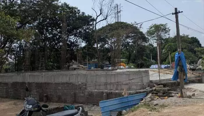 ఖాజాగూడ చెరువు బఫర్ జోన్లో అక్రమ నిర్మాణాలు ఖాజాగూడ చెరువు బఫర్ జోన్లో అక్రమ నిర్మాణాలు