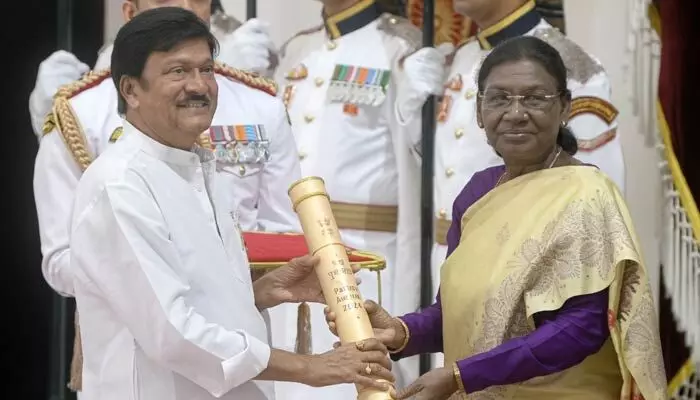 అట్టహాసంగా పద్మ పురస్కారాల ప్రదానోత్సవం.. ‘పద్మశ్రీ’ అందుకున్న రాజేంద్రప్రసాద్, మురళీమోహన్ అట్టహాసంగా పద్మ పురస్కారాల ప్రదానోత్సవం.. ‘పద్మశ్రీ’ అందుకున్న రాజేంద్రప్రసాద్, మురళీమోహన్