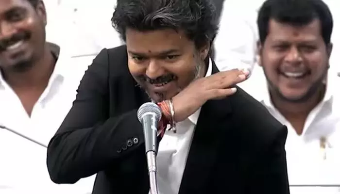 అసెంబ్లీలో ‘దళపతి’ మార్క్.. సినీ స్టైల్లో స్పీచ్ ముగించిన సీఎం విజయ్! అసెంబ్లీలో ‘దళపతి’ మార్క్.. సినీ స్టైల్లో స్పీచ్ ముగించిన సీఎం విజయ్!