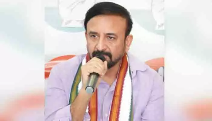 రైతులకు సకాలంలో ఎరువుల పంపిణీకి ప్రభుత్వం కట్టుబడి ఉంది రైతులకు సకాలంలో ఎరువుల పంపిణీకి ప్రభుత్వం కట్టుబడి ఉంది