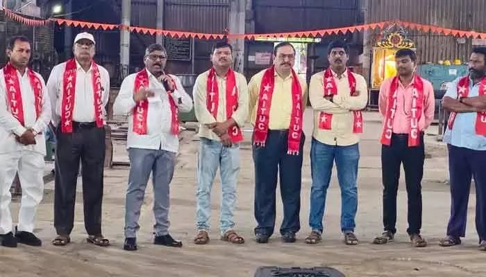 కార్మికుల హక్కుల పై దాడి చేస్తే గనులు స్తంభిస్తాయి : కొరిమి రాజ్కుమార్ కార్మికుల హక్కుల పై దాడి చేస్తే గనులు స్తంభిస్తాయి : కొరిమి రాజ్కుమార్