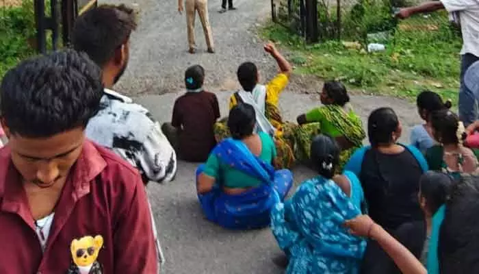 కొత్తగూడెంలో ఉద్రిక్తత.. నాగరాజు కేసుపై పోలీస్ స్టేషన్ ఎదుట ధర్నా కొత్తగూడెంలో ఉద్రిక్తత.. నాగరాజు కేసుపై పోలీస్ స్టేషన్ ఎదుట ధర్నా