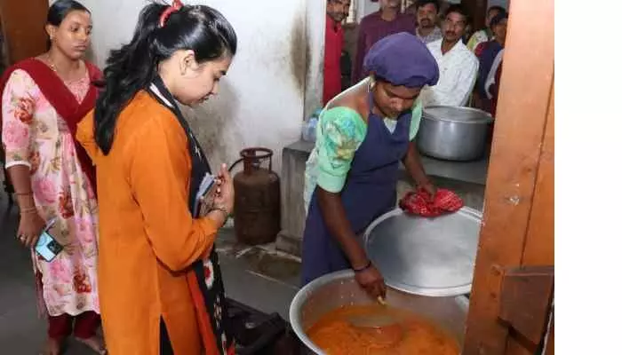 విద్యార్థులకు నాణ్యమైన భోజనం అందించాలి విద్యార్థులకు నాణ్యమైన భోజనం అందించాలి