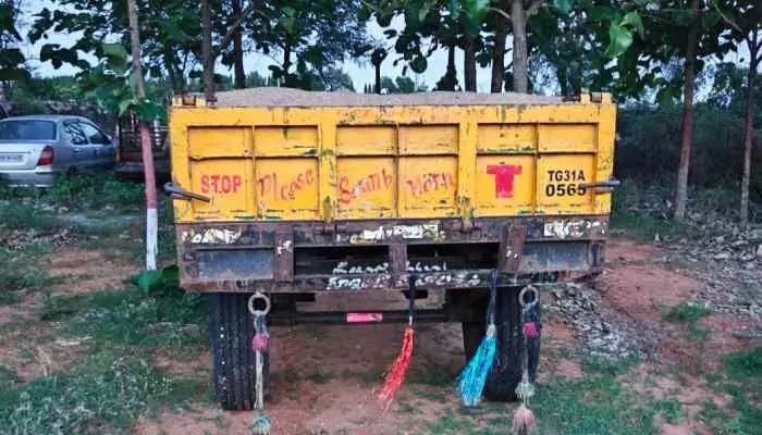 ఇసుక ట్రాక్టర్ పై కేసు నమోదు ఇసుక ట్రాక్టర్ పై కేసు నమోదు
