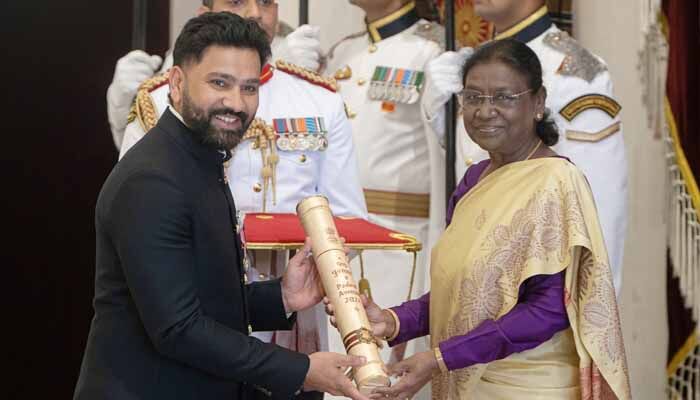 రాష్టపతి భవన్‌లో హిట్‌మ్యాన్ సందడి.. పద్మశ్రీ పురస్కారం అందుకున్న రోహిత్ శర్మ