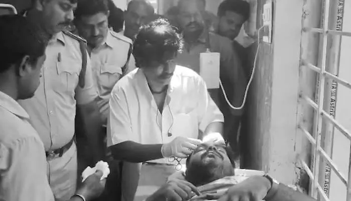 తాడిపత్రిలో టెన్షన్ టెన్షన్.. వైసీపీ నేతపై హత్యాయత్నం తాడిపత్రిలో టెన్షన్ టెన్షన్.. వైసీపీ నేతపై హత్యాయత్నం
