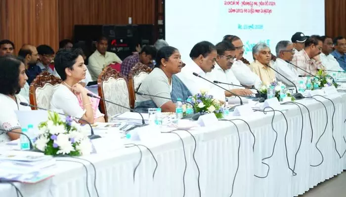 పల్లెల ప్రగతికి టీమ్ వర్క్ మంత్రం.. 7 గంటల పాటు సాగిన సీతక్క సమీక్ష పల్లెల ప్రగతికి టీమ్ వర్క్ మంత్రం.. 7 గంటల పాటు సాగిన సీతక్క సమీక్ష