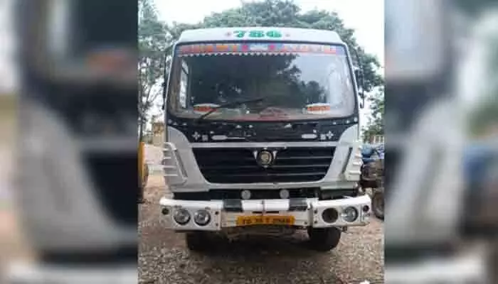అక్రమంగా మట్టి తరలిస్తున్న జేసీబీ, టిప్పర్ సీజ్ అక్రమంగా మట్టి తరలిస్తున్న జేసీబీ, టిప్పర్ సీజ్