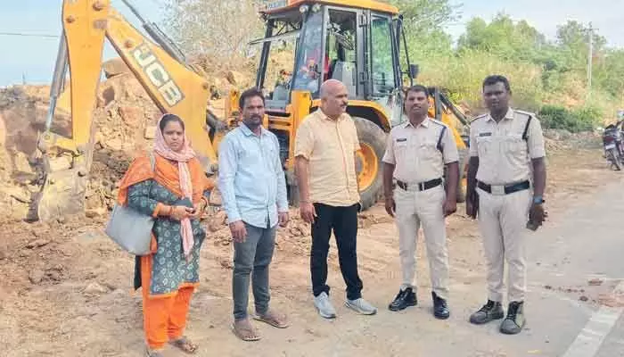 భూ ఆక్రమణను అడ్డుకున్న రెవెన్యూ అధికారులు భూ ఆక్రమణను అడ్డుకున్న రెవెన్యూ అధికారులు
