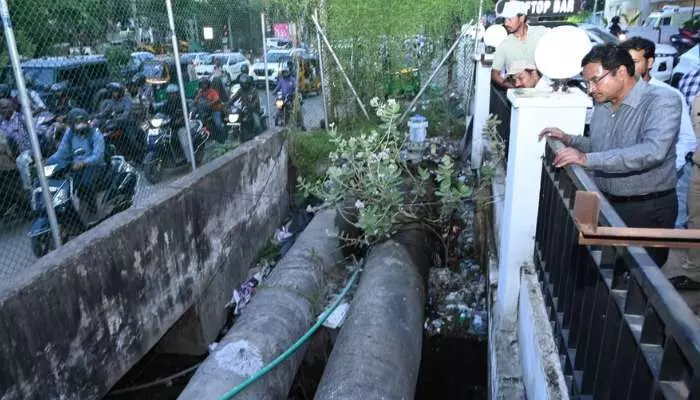 మియాపూర్లో వరద కాలువ నిర్మాణ పనులు.. హైడ్రా కమిషనర్ ఆదేశాలతో అదనపు లైను నిర్మాణం మియాపూర్లో వరద కాలువ నిర్మాణ పనులు.. హైడ్రా కమిషనర్ ఆదేశాలతో అదనపు లైను నిర్మాణం