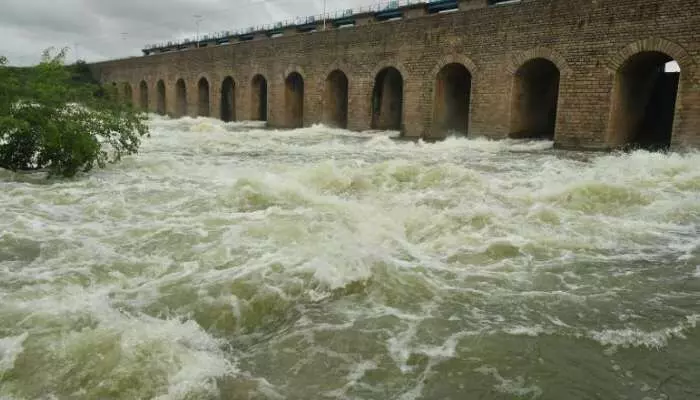 హిమాయత్ సాగర్ జలాశయానికి పెరుగుతున్న వరద నీటి ప్రవాహం హిమాయత్ సాగర్ జలాశయానికి పెరుగుతున్న వరద నీటి ప్రవాహం