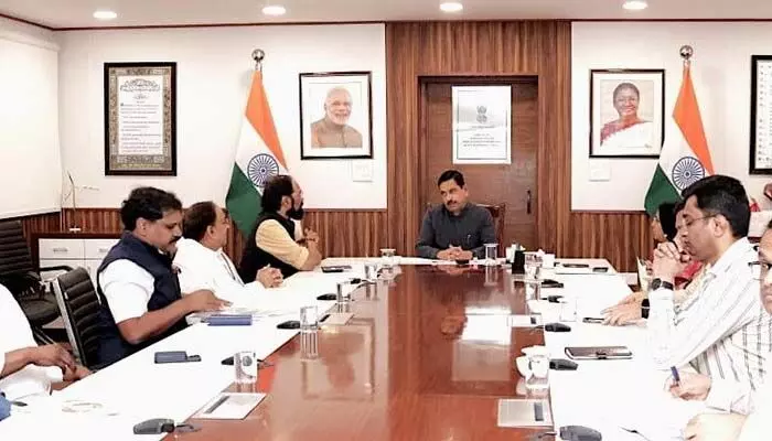 కేంద్ర టార్గెట్కు మించి వరి కొనుగోలు.. ప్రతి గింజను సేకరించాం: కేంద్ర మంత్రితో ఉత్తమ్ కీలక వ్యాఖ్యలు కేంద్ర టార్గెట్కు మించి వరి కొనుగోలు.. ప్రతి గింజను సేకరించాం: కేంద్ర మంత్రితో ఉత్తమ్ కీలక వ్యాఖ్యలు